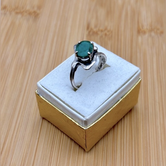 925 Sterling Silver Emerald Stone Ring - Picture 5 of 13